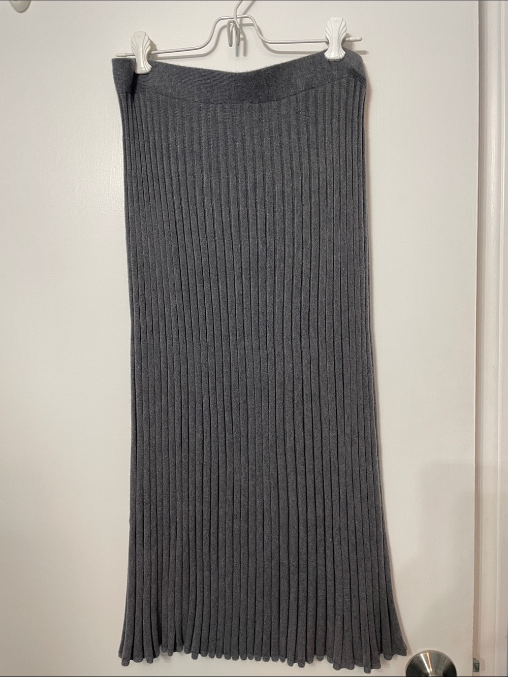 Pleated sweater skirt